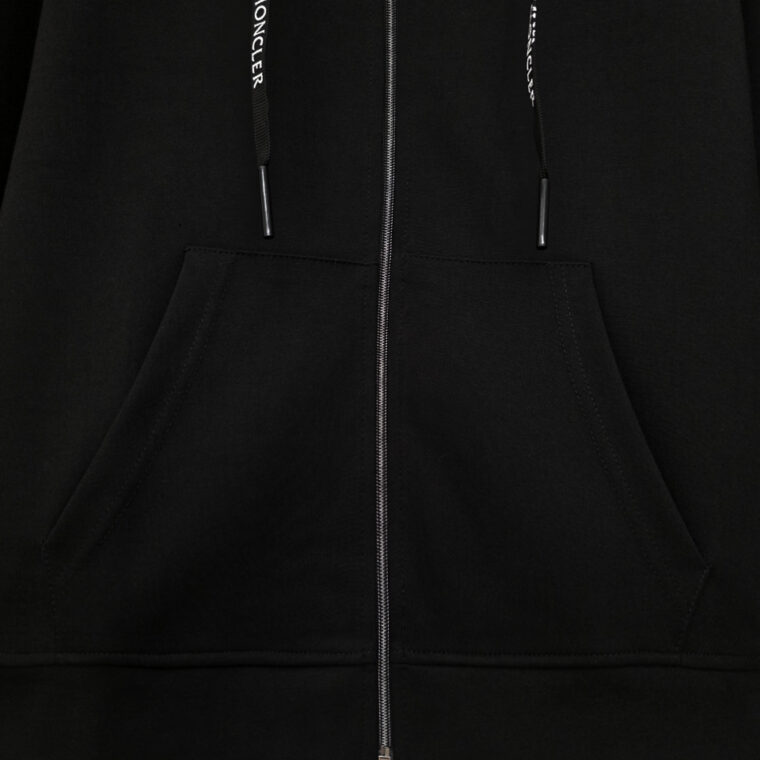 Kostum Moncler