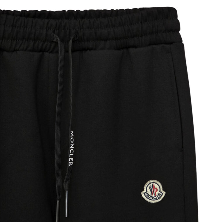 Kostum Moncler