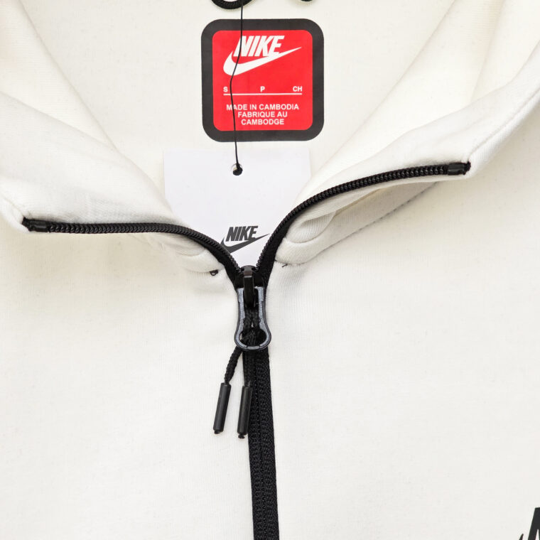 Kostum Nike Tech