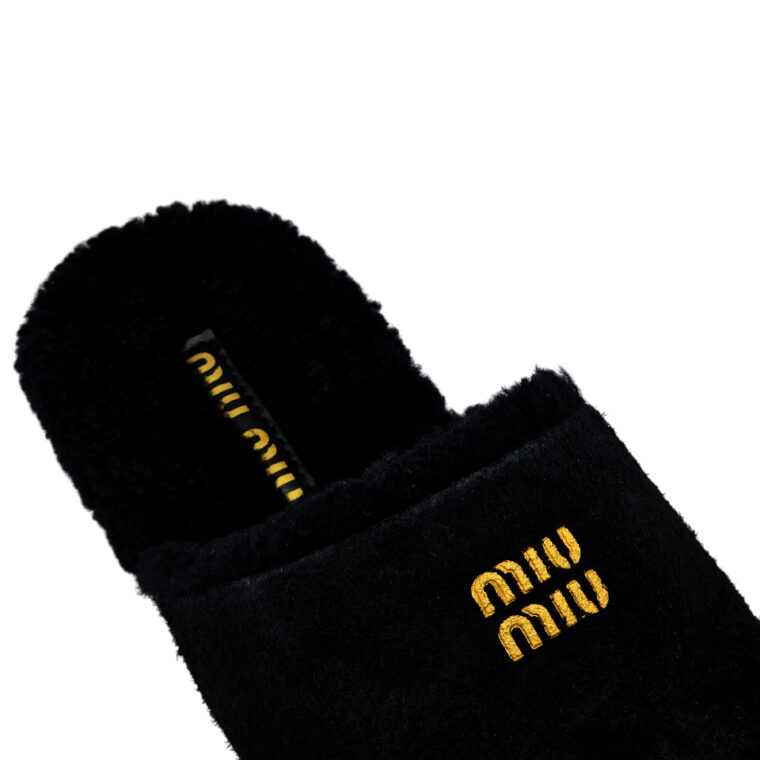 Shapka Miu Miu